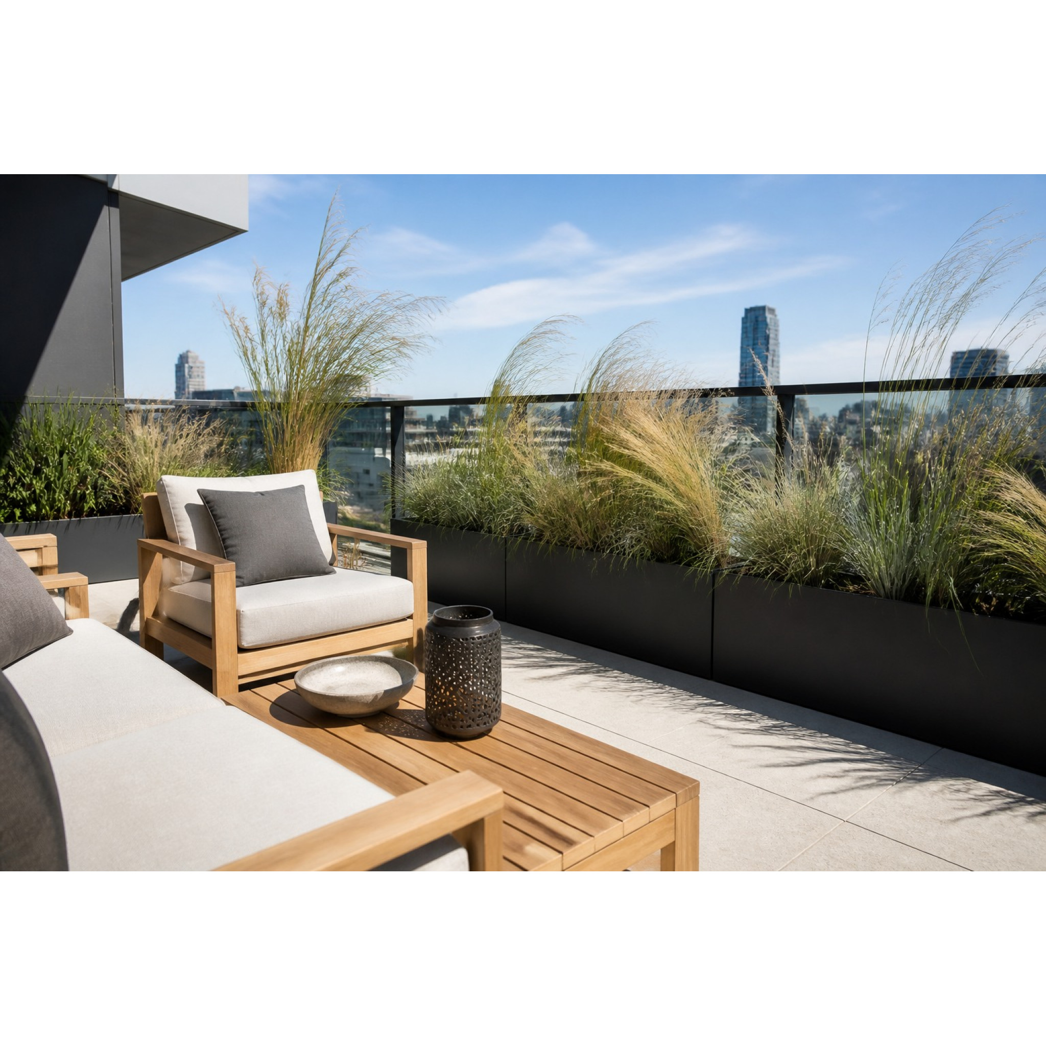 Graminées artificielles en jardinières sur une terrasse extérieure contemporaine